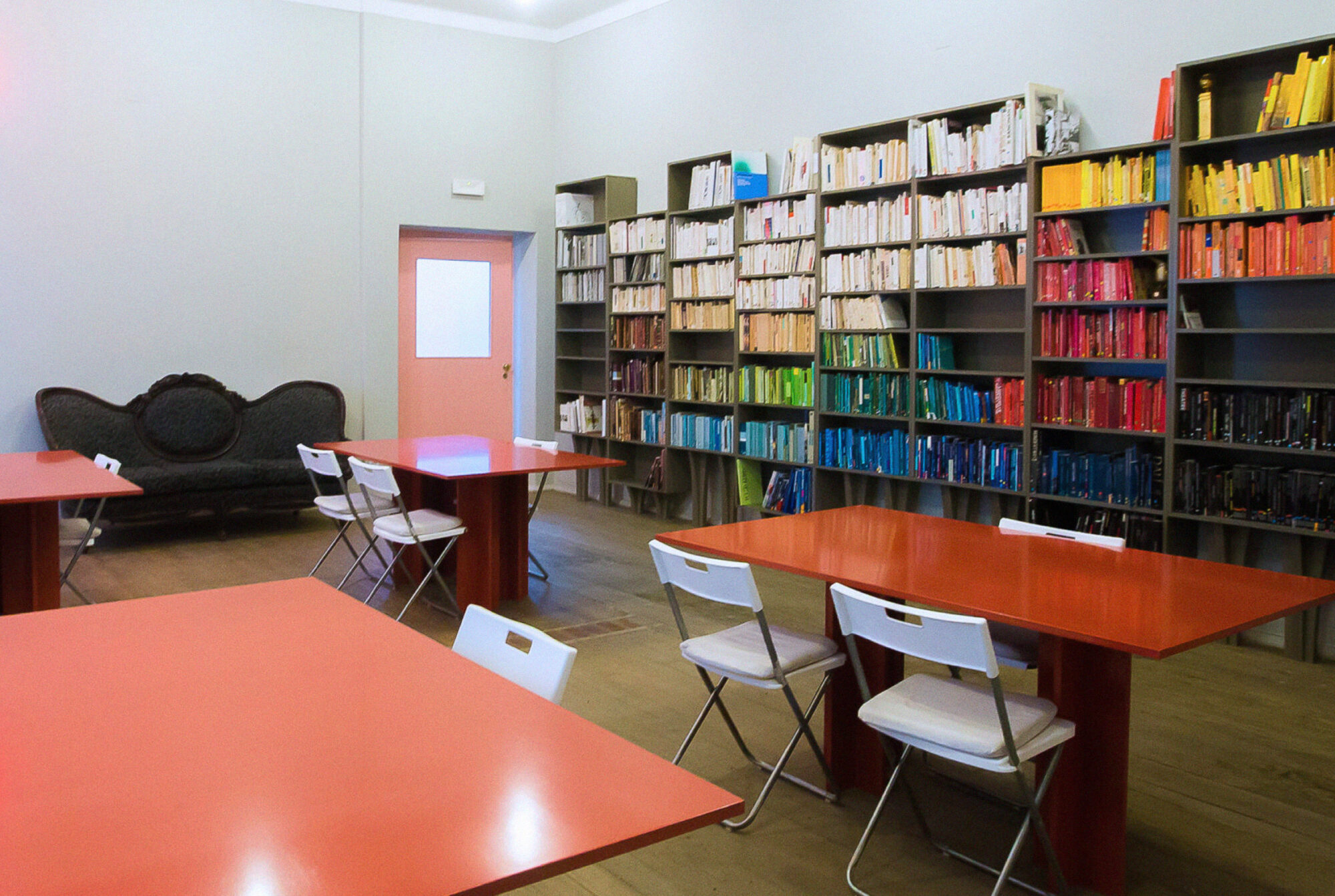 Palácio Alarcão [c. 1952] Portão seiscentista — na esquina da Rua das Gaivotas, n.º 2, para a Rua Fernandes Tomás — de grossas colunas e verga abauladas e cunhais de cantaria, sólidos. Salvador de Almeida Fernandes, in Lisboa de Antigamente