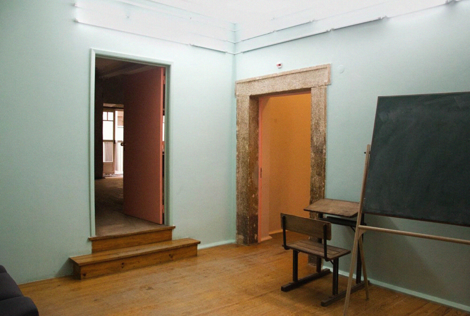 Palácio Alarcão [c. 1952] Portão seiscentista — na esquina da Rua das Gaivotas, n.º 2, para a Rua Fernandes Tomás — de grossas colunas e verga abauladas e cunhais de cantaria, sólidos. Salvador de Almeida Fernandes, in Lisboa de Antigamente