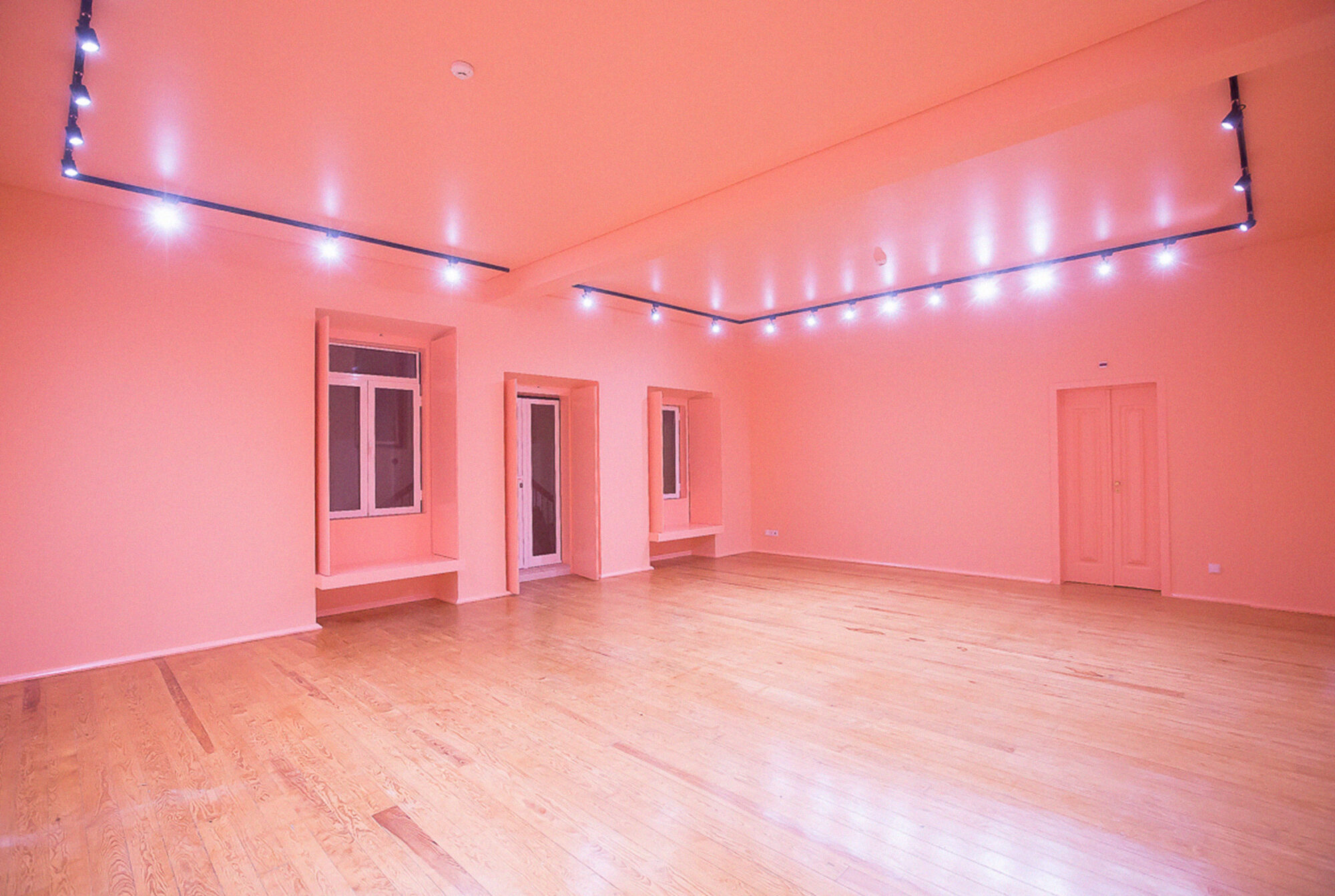 Palácio Alarcão [c. 1952] Portão seiscentista — na esquina da Rua das Gaivotas, n.º 2, para a Rua Fernandes Tomás — de grossas colunas e verga abauladas e cunhais de cantaria, sólidos. Salvador de Almeida Fernandes, in Lisboa de Antigamente